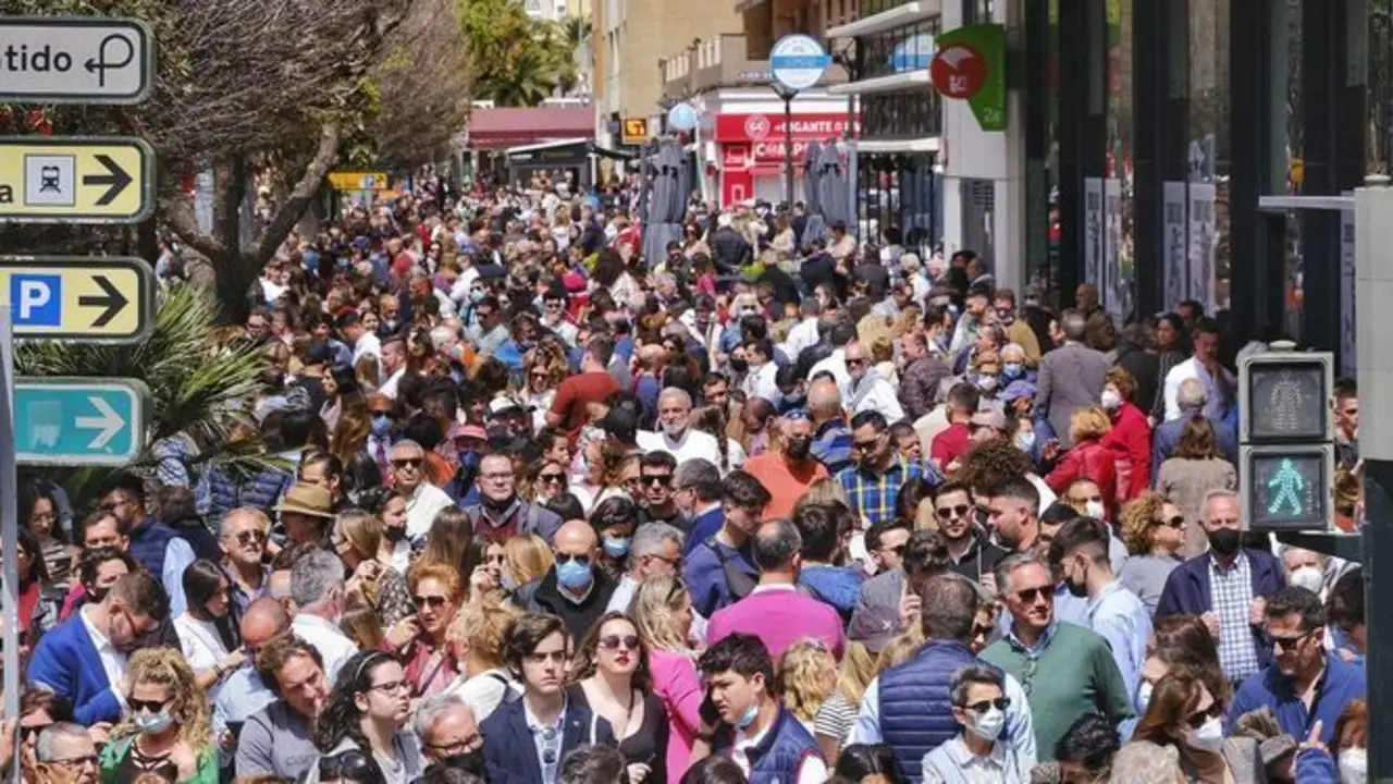 <p> Una aglomeraci&oacute;n en C&aacute;diz a la salida de una procesi&oacute;n </p>