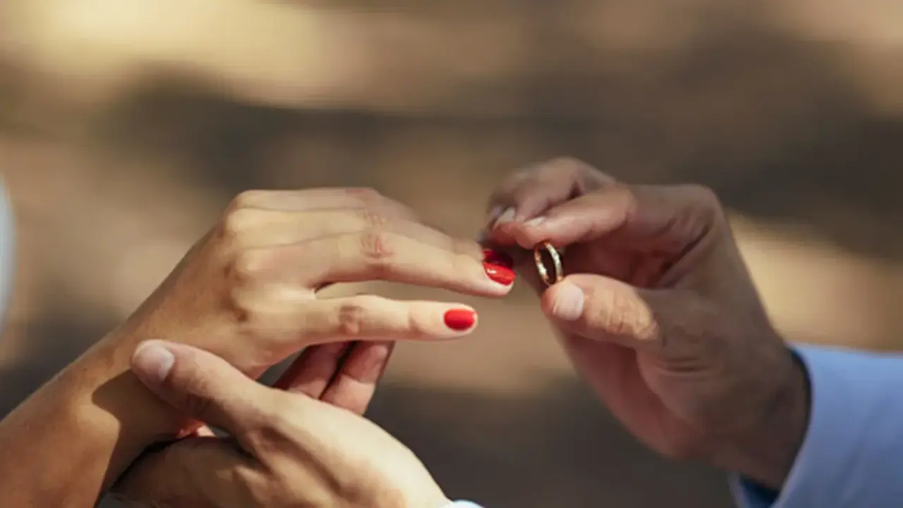 <p> Un hombre ruso y uno mujer ucraniana se casan tras huir de la guerra </p>
