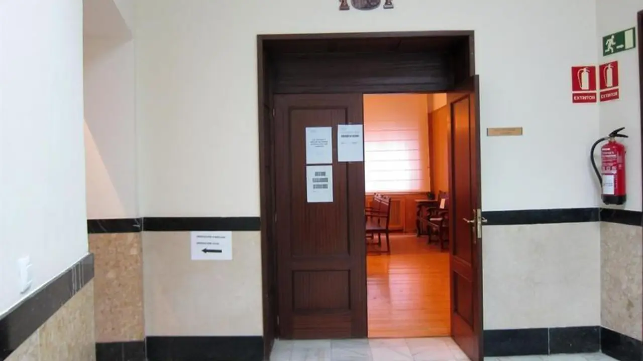 <p> Trib.- Juicio al exmilitar que mantuvo secuestrada a su pareja tres d&iacute;as en un bosque para que volviera con &eacute;l </p>