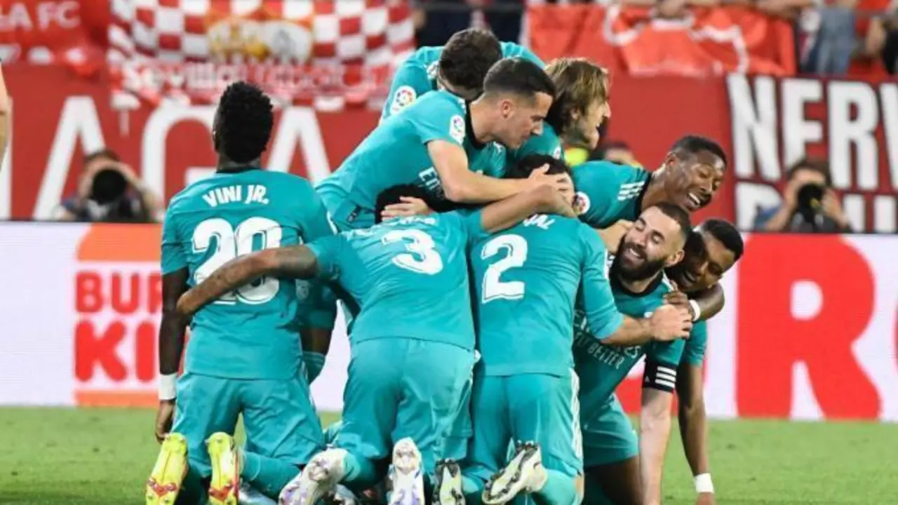 <p> Celebraci&oacute;n conjunta del Real Madrid del gol de la victoria de Karim Benzema </p>