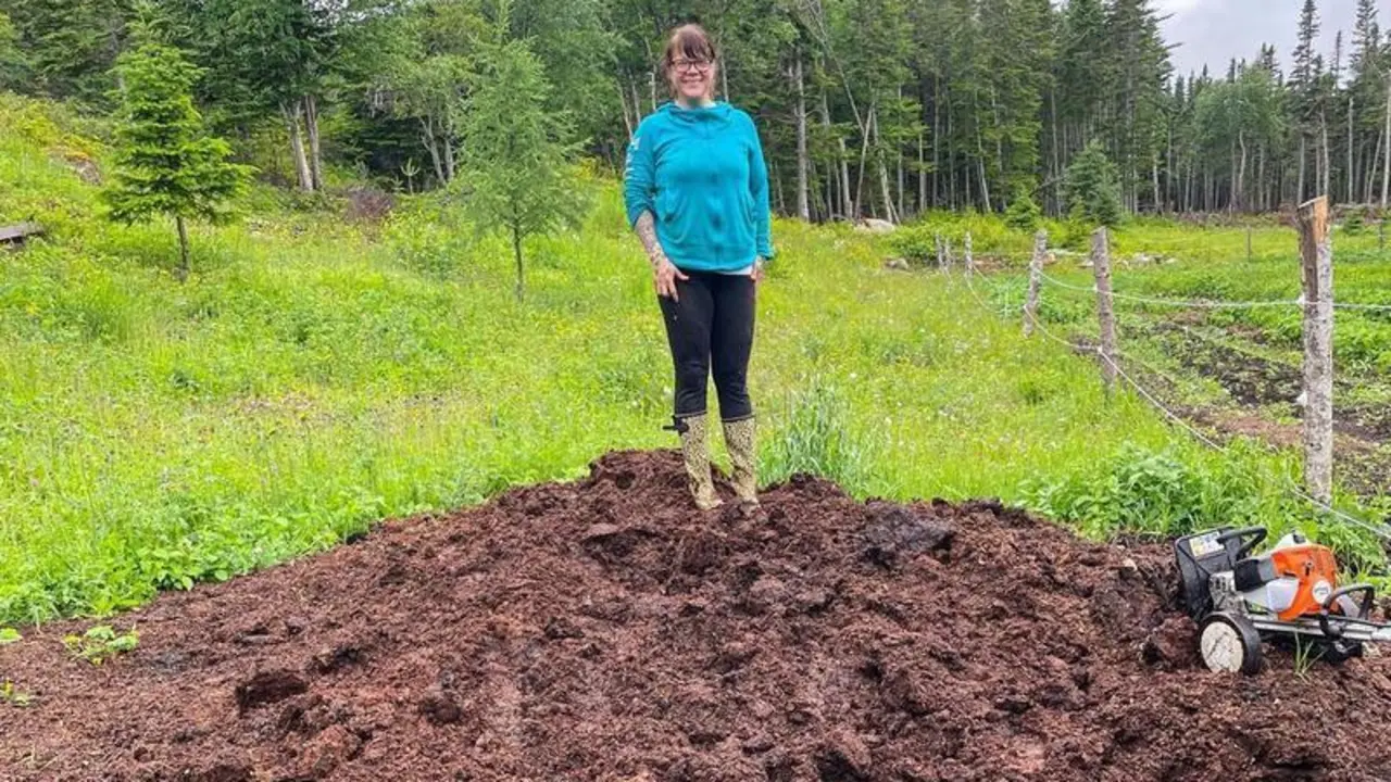 <p> Janice Saunders en su campo de creaci&oacute;n de compost con desechos </p>