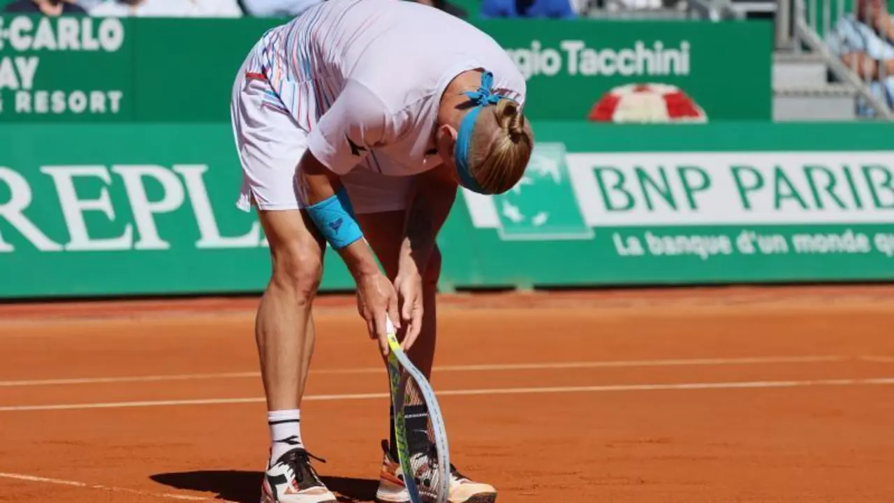 Tennis - ATP Masters 1000 - Monte Carlo Masters - Monte-Carlo Country Club, Roquebrune-Cap-Martin, France - April 17, 2022 Spain's Alejandro Davidovich Fokina reacts during the final match against Greece's Stefanos Tsitsipas REUTERS/Denis Balibouse
