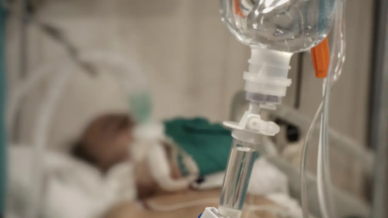 <p> Un paciente con Covid-19 ingresado en la UCI del Hospital Reina Sof&iacute;a, en foto de archivo. - JUNTA DE ANDALUC&Iacute;A </p>