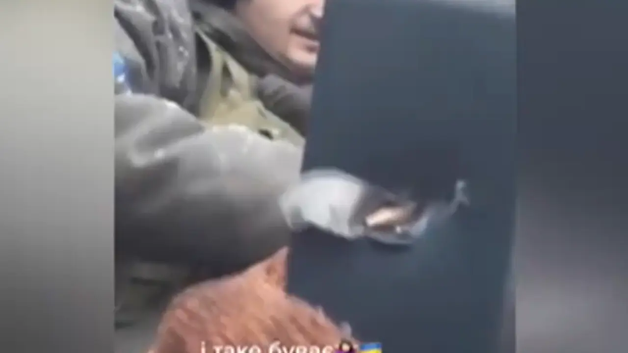 <p> Una bala impacta contra el tel&eacute;fono m&oacute;vil de un soldado ucraniano. Fuente: Telecinco </p>