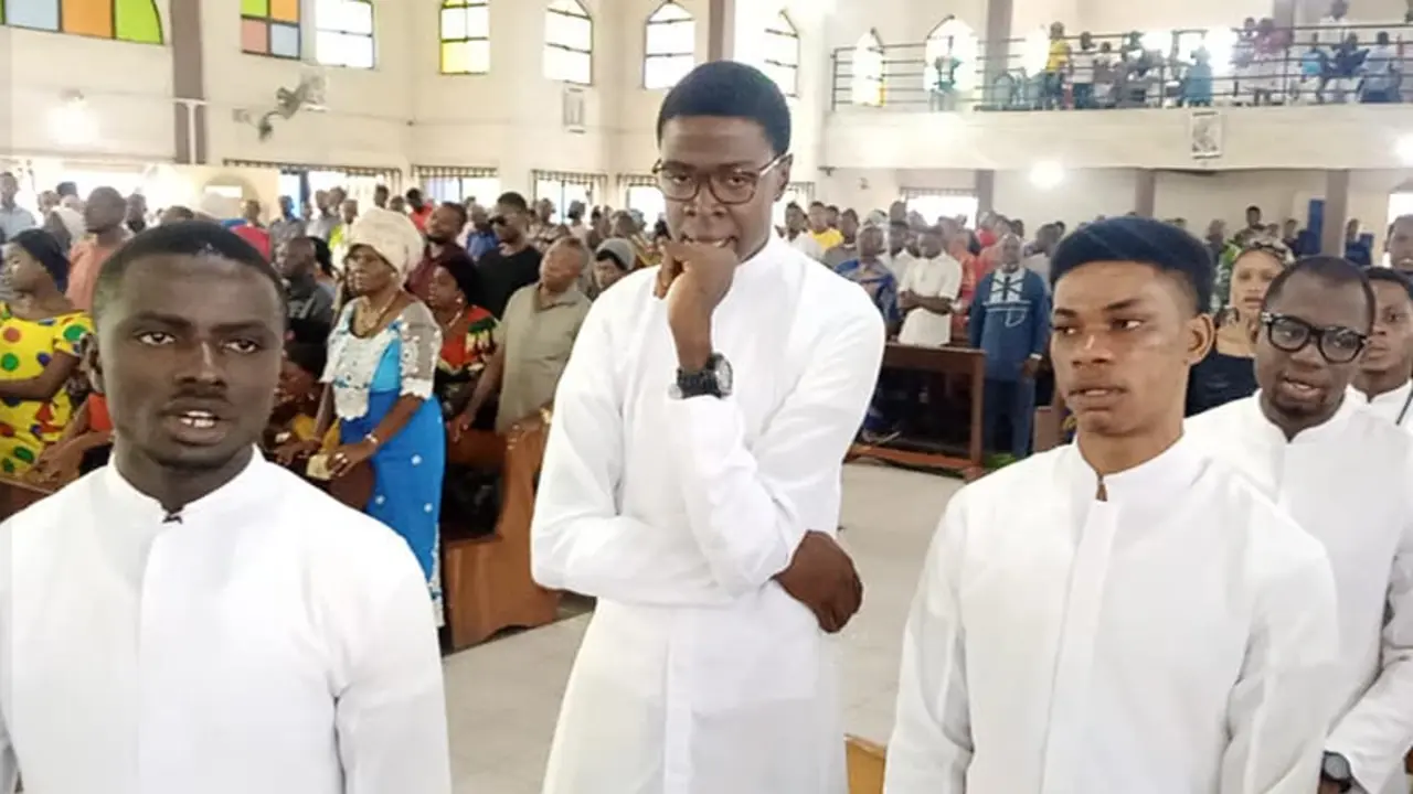 <p> Sule Ambrose en el centro | Ferdinard Mary Nguaan </p>