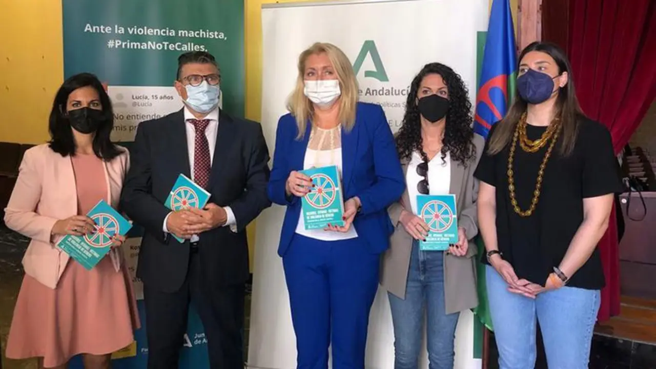<p> La directora del IAM, Laura Fern&aacute;ndez, junto a los responsables del primer protocolo para la atenci&oacute;n personalizada de las mujeres gitanas que sufren violencia de g&eacute;nero. Fuente: Europa Press </p>