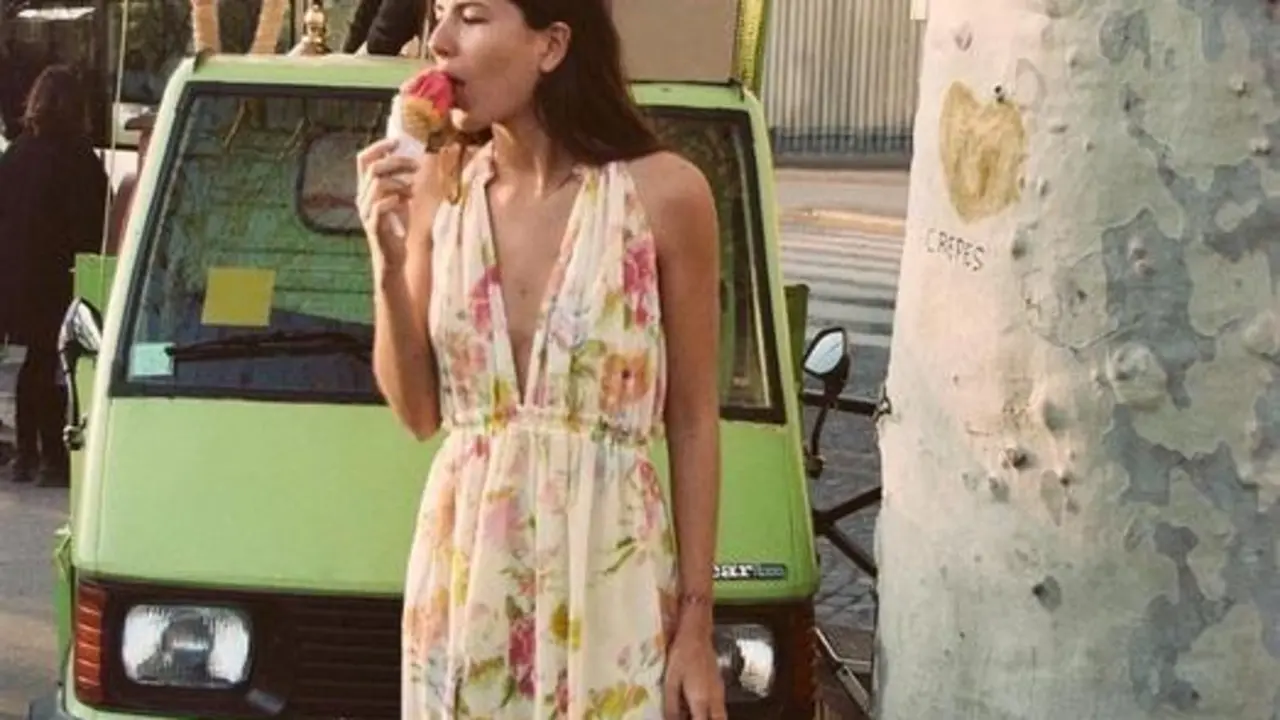 <p> Vestido con estampado floral. Fuente Instagram @zara </p>