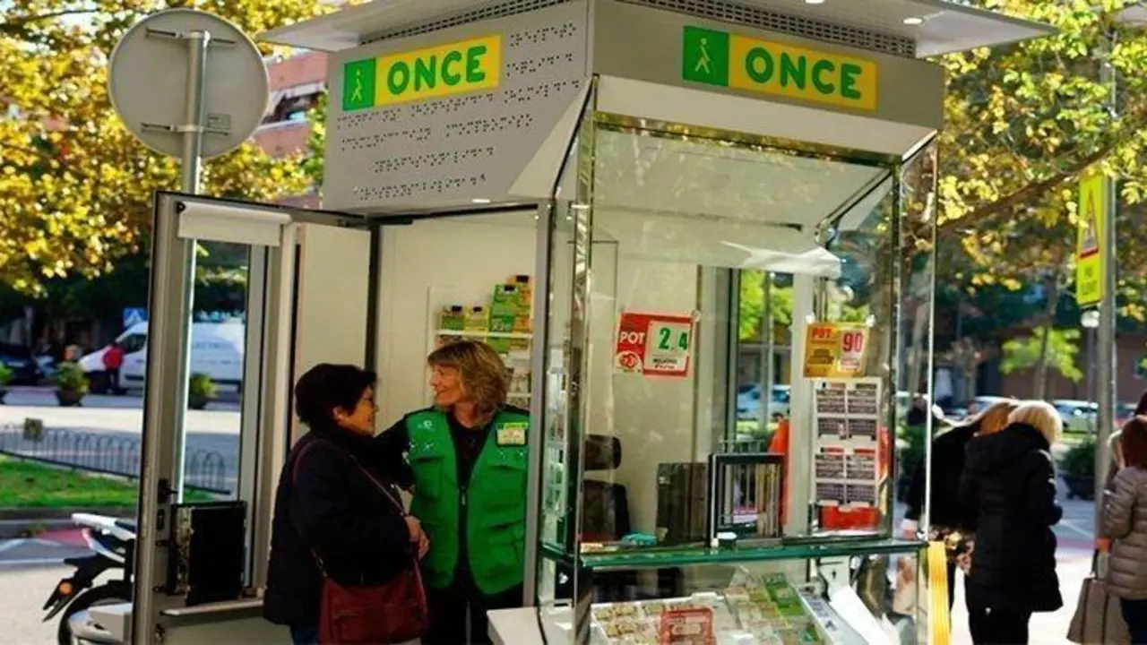 <p> Un puesto de loter&iacute;a de la ONCE </p>