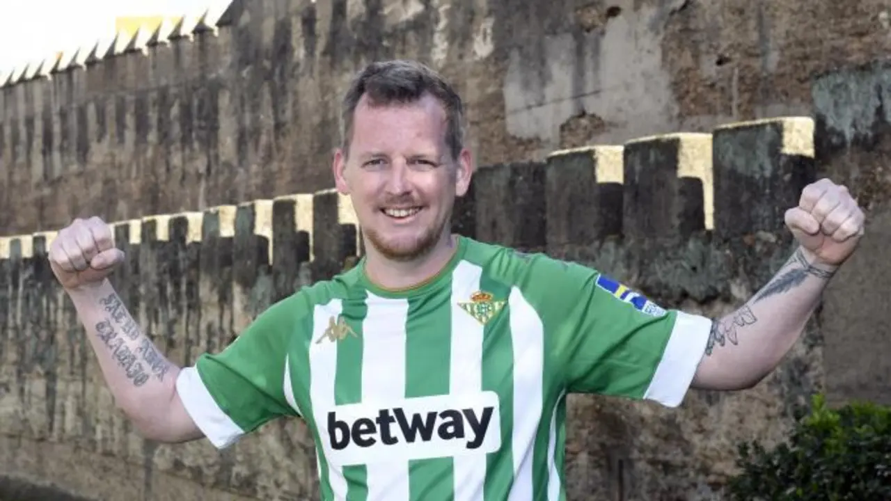 <p> El franc&eacute;s que le pide a la Virgen de la Macarena para que el Betis gane la Copa </p>