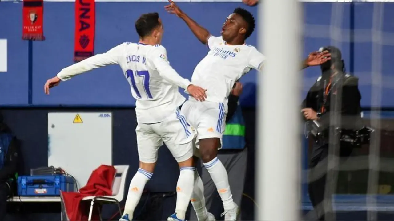 <p> Lucas V&aacute;zquez celebrando el gol definitivo en el descuento con Vinicius </p>