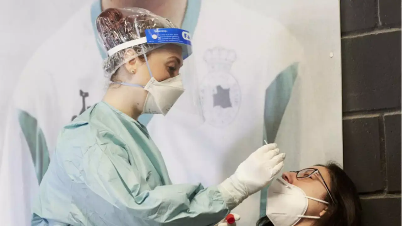 <p> Una trabajadora sanitaria realiza un test de ant&iacute;genos. Fuente: Europa Press </p>