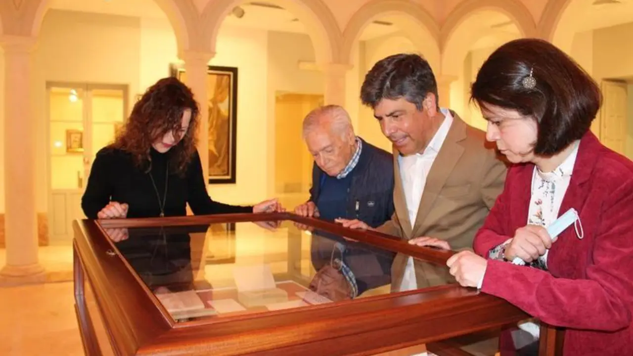 <p> Exposici&oacute;n bibliogr&aacute;fica de la Fundaci&oacute;n Biblioteca Manuel Ruiz Luque. Fuente: Ayuntamiento de Montilla </p>