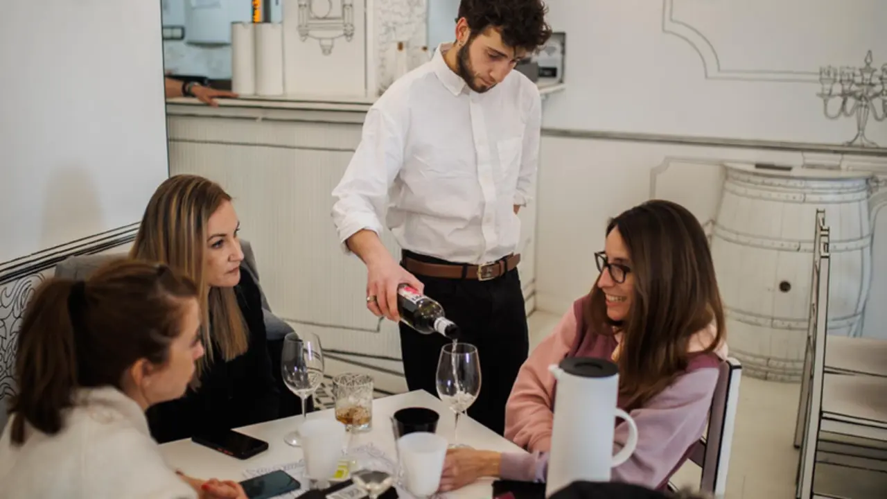 <p> Un camarero sirve una copa de vino a varias mujeres el d&iacute;a en que ha entrado en vigor el decreto que pone fin al uso de la mascarilla en la mayor&iacute;a de interiores, en el restaurante &lsquo;Estando contigo', a 20 de abril de 2022, en Madrid (Espa&ntilde;a). - Alejandro Mart&iacute;nez V&eacute;lez - Europa Press </p>