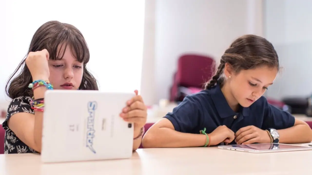 <p> Ni&ntilde;as leyendo, deberes, escuela. - SMARTICK </p>