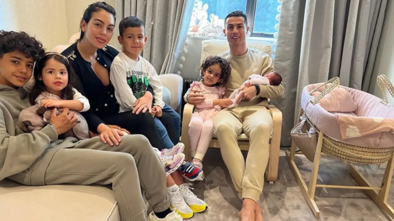 <p> La familia al completo tras la p&eacute;rdida </p>