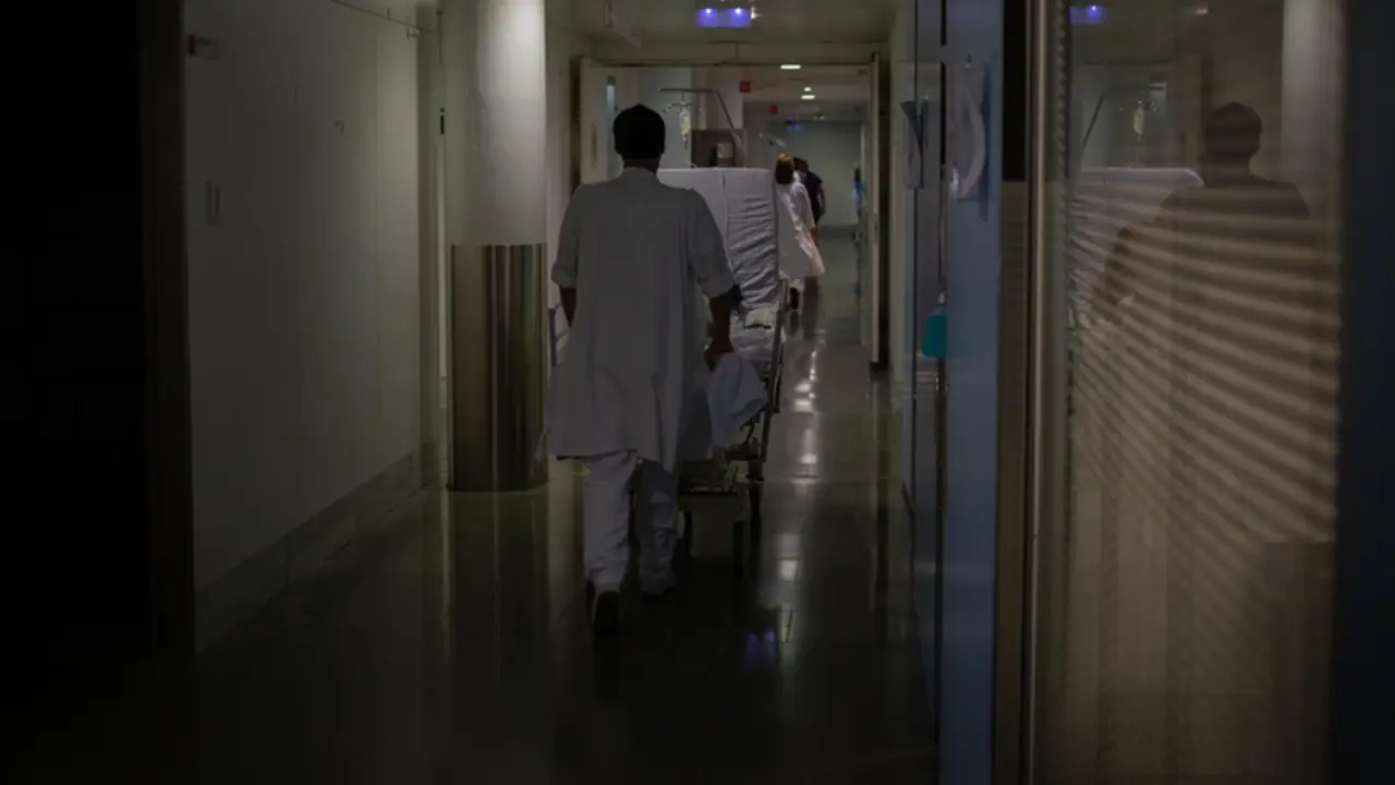 <p> Archivo - Profesional sanitario traslada una cama m&oacute;vil en la Unidad de Cuidados Intensivos &ndash;UCI- del Hospital de la Santa Creu i Sant Pau, integrado en la Red Hospitalaria de Utilizaci&oacute;n P&uacute;blica de Catalunya, en Barcelona, Catalunya (Espa&ntilde;a), a 6 de novi - David Zorrakino - Europa Press - Archivo </p>