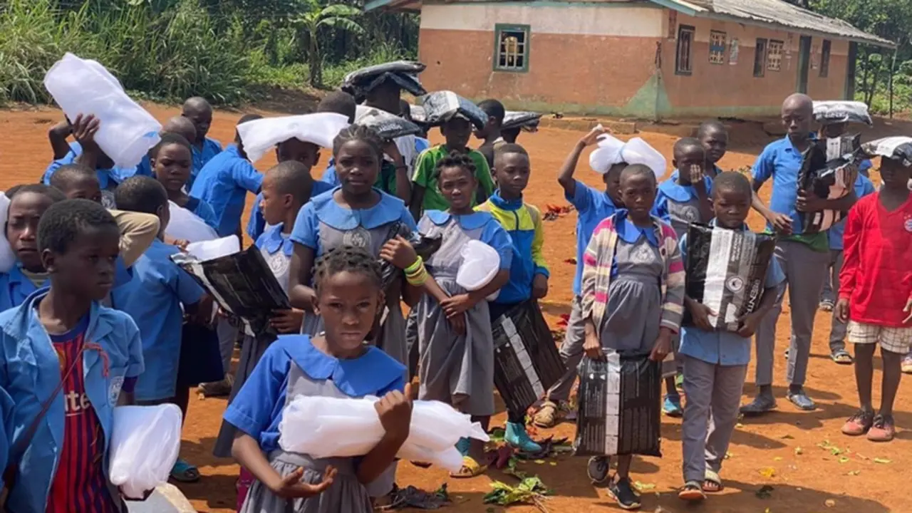 <p> Distribuci&oacute;n de mosquiteros en Camer&uacute;n. - FUNDACI&Oacute;N RECOVER </p>