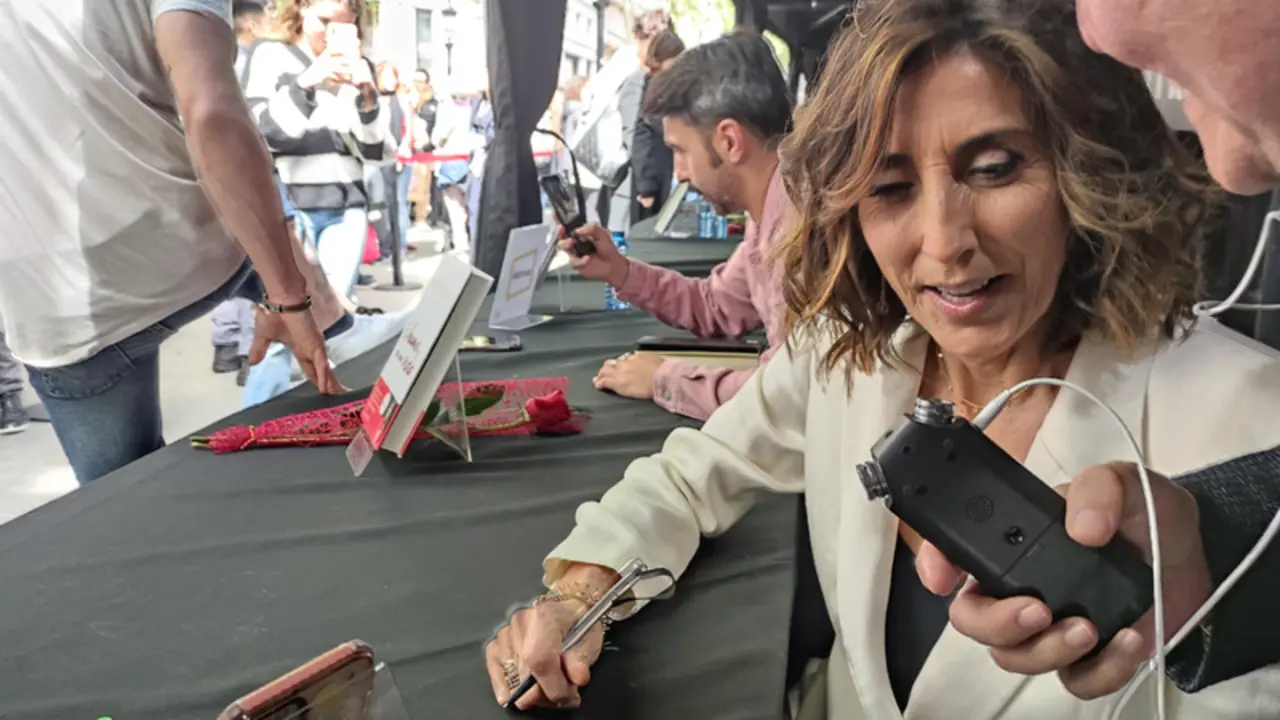 <p> La actriz, presentadora de televisi&oacute;n y escritora Paz Padilla durante la Diada de Sant Jordi - EUROPA PRESS </p>