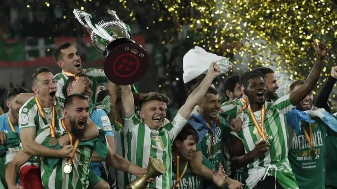 <p> El Betis celebrando la Copa del Rey </p>