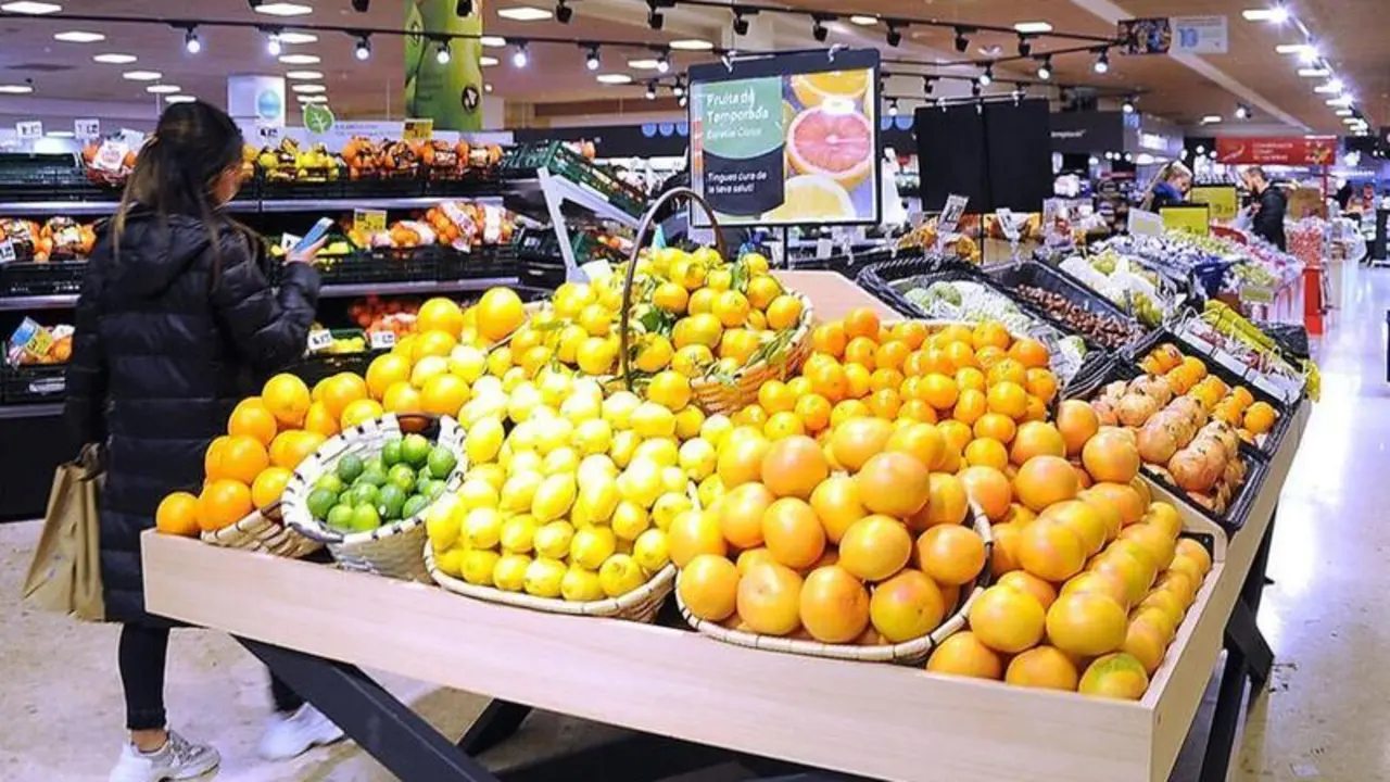 <p> Frutas en un supermercado </p>