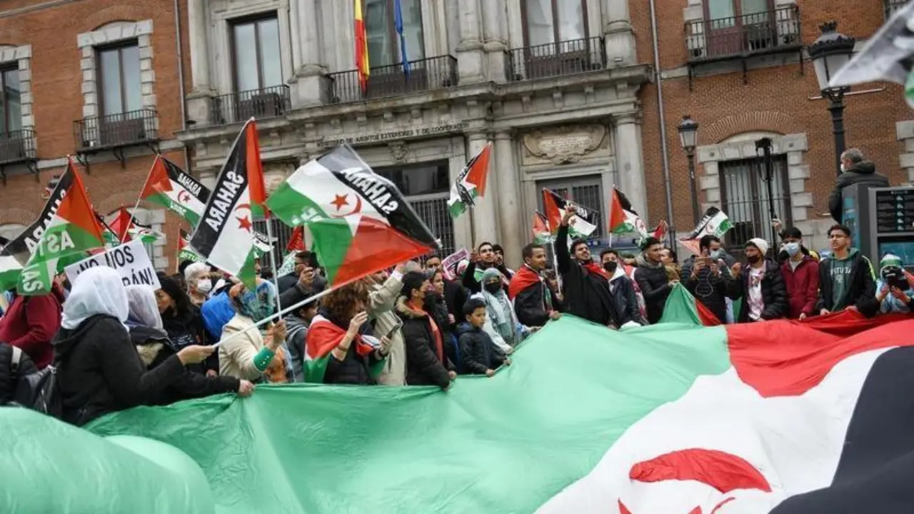 <p> Varias personas, con banderas saharauis, protestan durante una manifestaci&oacute;n convocada por la Coordinadora Estatal de Asociaciones Solidarias con el S&aacute;hara (CEAS-S&aacute;hara), frente al Ministerio de Asuntos Exteriores </p>