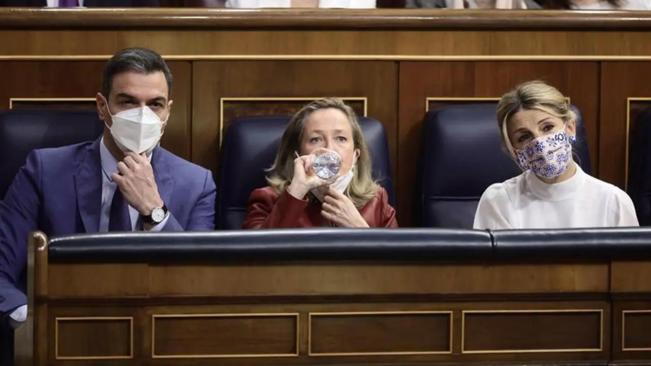 <p> El presidente del Gobierno, Pedro S&aacute;nchez; la vicepresidenta de Asuntos Econ&oacute;micos y Transformaci&oacute;n Digital, Nadia Calvi&ntilde;o; y la vicepresidenta de Trabajo y Econom&iacute;a Social, Yolanda D&iacute;az </p>