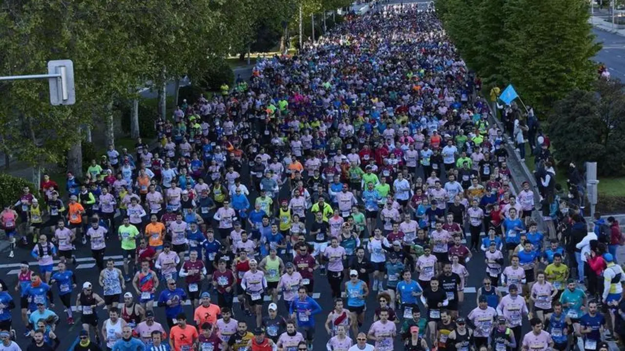 <p> Varias personas corren durante la 44&ordf; edici&oacute;n del Rock &lsquo;n&rsquo; Roll Marat&oacute;n de Madrid 2022, a 24 de abril de 2022, en Madrid (Espa&ntilde;a) </p>