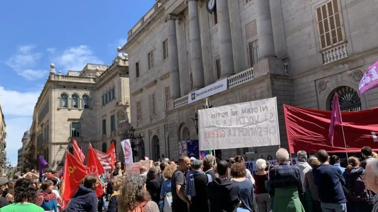 <p> Manifestantes en contra de la guerra en Ucrania en la plaza Sant Jaume de Barcelona </p>