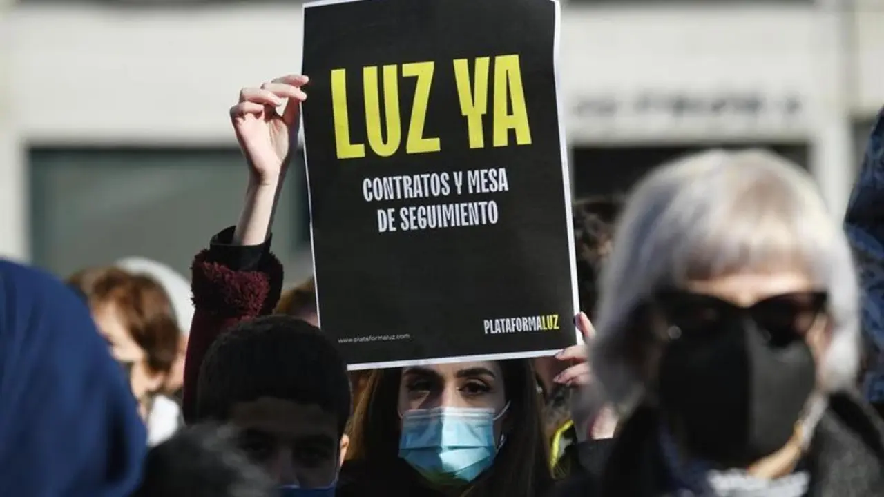 <p> Varias personas, con pancartas que rezan 'Luz Ya', se manifiestan para exigir contratos de luz para La Ca&ntilde;ada Real, en la Puerta Del Sol, a 20 de febrero de 2022, en Madrid (Espa&ntilde;a) </p>