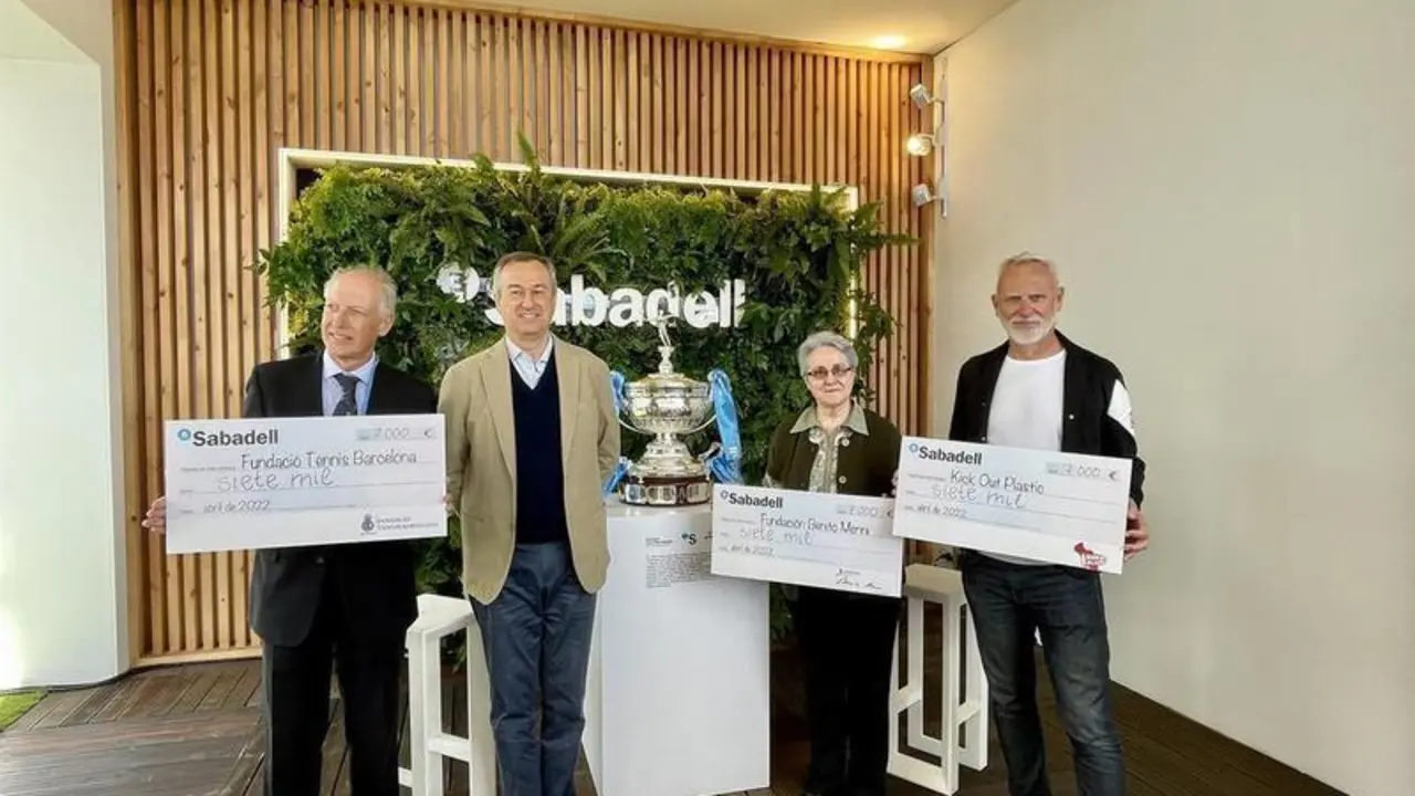 <p> Banco Sabadell paga los 'aces' solidarios a tres entidades </p>