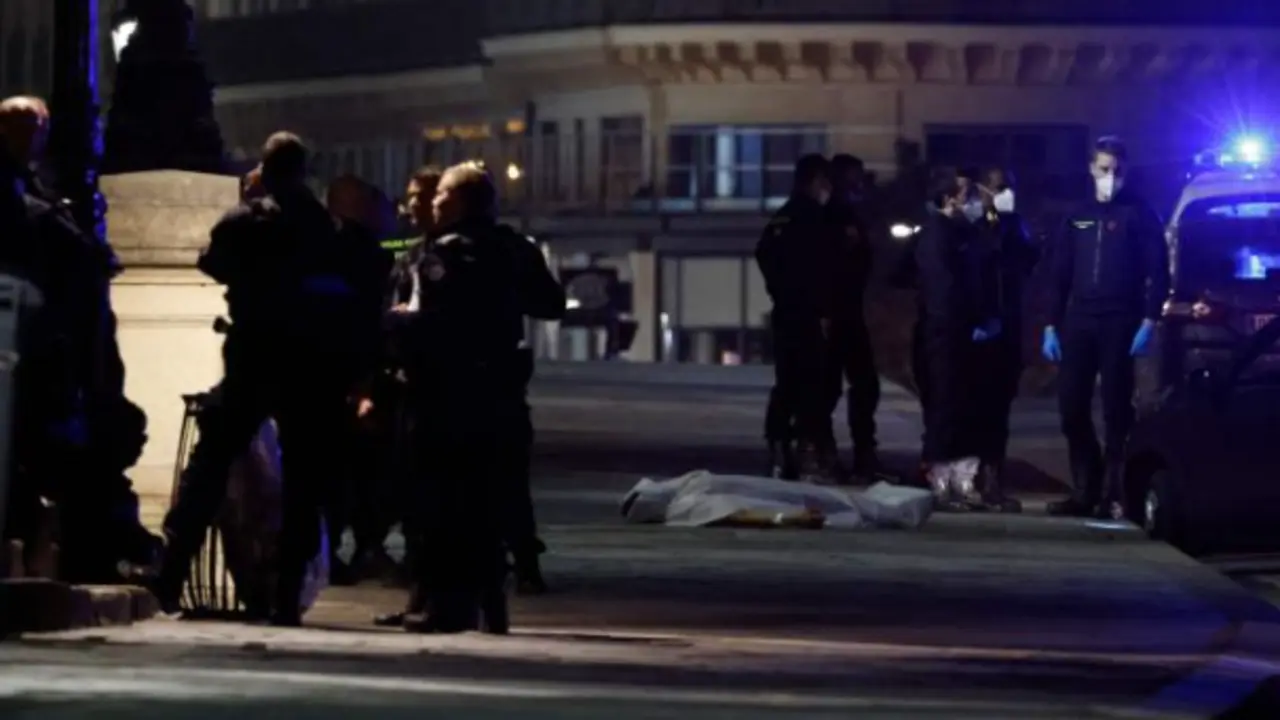 <p> La Polic&iacute;a se encuentra en Pont-Neuf tras el suceso | EP </p>