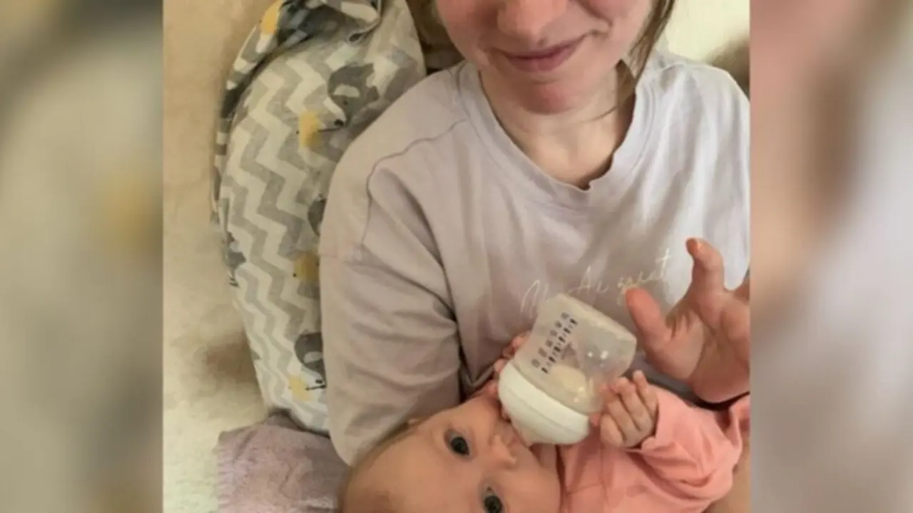 <p> Kira y su madre. Foto v&iacute;a: Twitter </p>