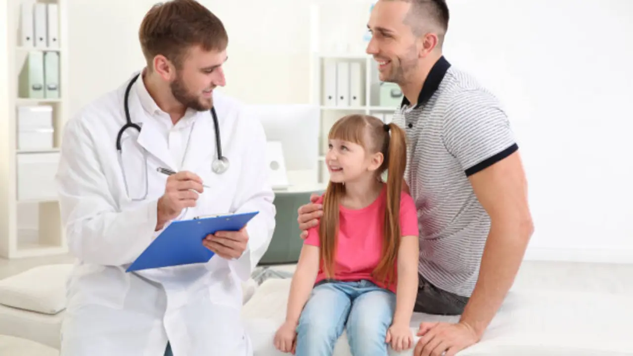 <p> Pediatra con un padre y su hija. Imagen de archivo </p>
