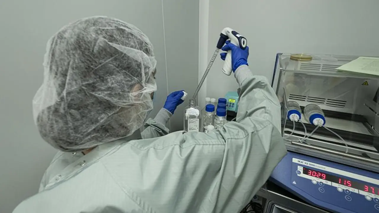 <p> Una trabajadora de laboratorio. ARCHIVO </p>