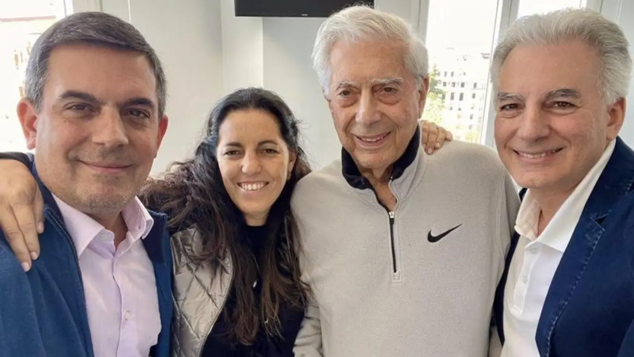 <p> Mario Vargas Llosa con sus hijos </p>