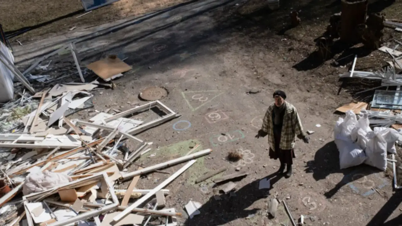 <p> Una mujer, ante la destrucci&oacute;n de una escuela en la Guerra de Ucrania. Fuente: EUROPAPRESS. </p>