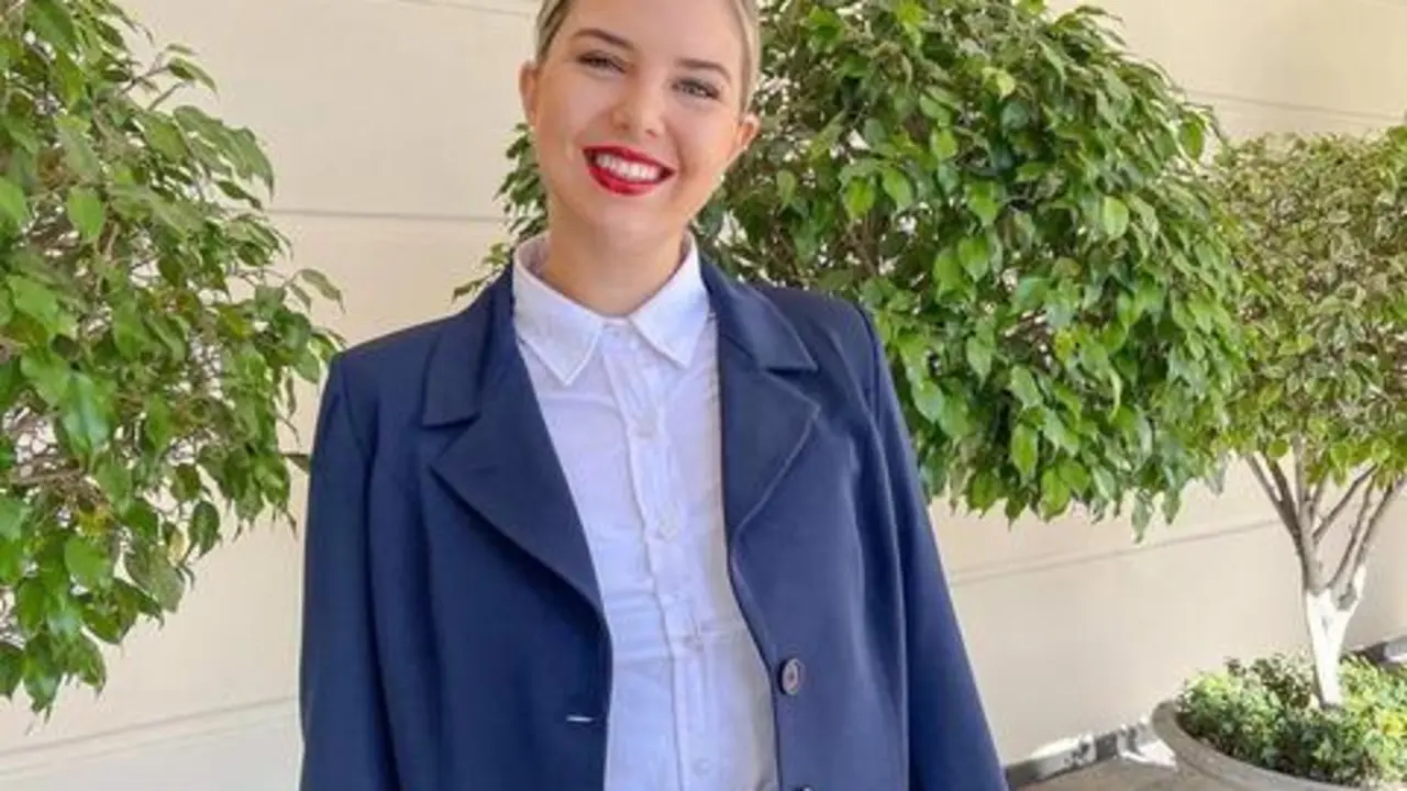 <p> Josefina Macchi antes de su entrevista de trabajo. Fuente: Twitter </p>