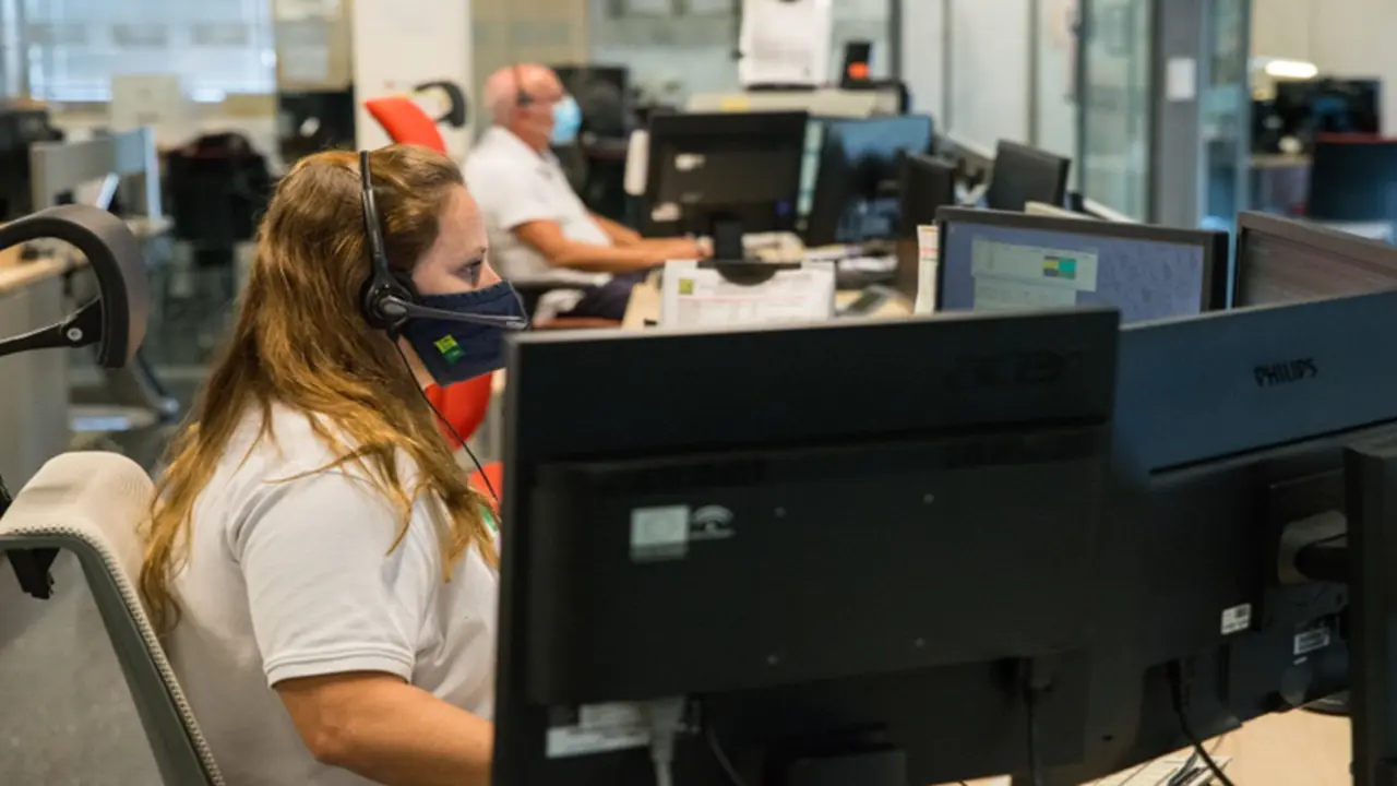 <p> Gestores de la sala provincial de Emergencias 112 Andaluc&iacute;a en Granada. </p>