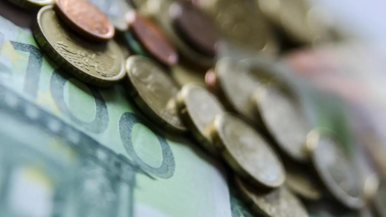 <p> Archivo - Monedas y billetes en euros - EUROPA PRESS - Archivo </p>