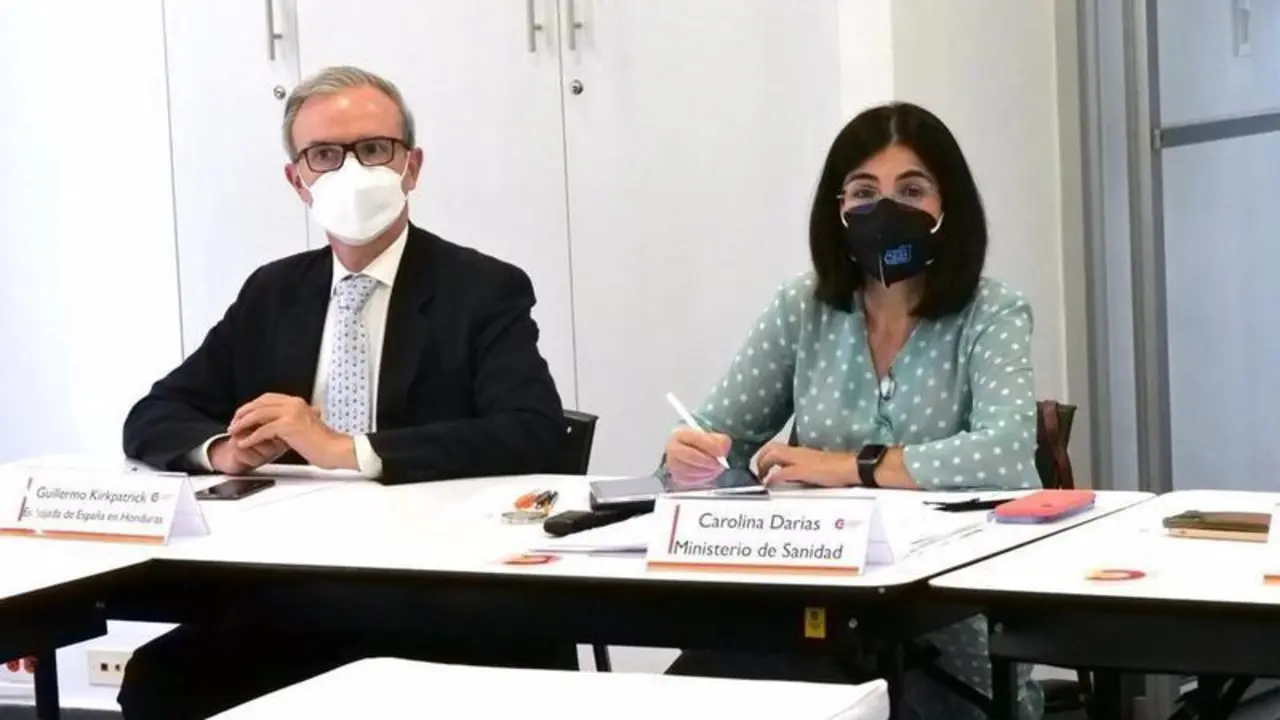 <p> El embajador de Espa&ntilde;a en Honduras, Guillermo Kirkpatrick, y la ministra de Sanidad, Carolina Darias </p>
