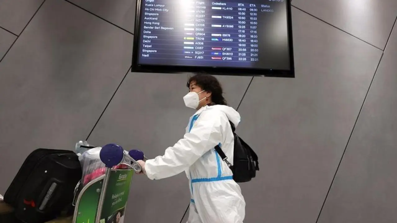 <p> Una pasajera llegado al aeropuerto de Melbourne </p>