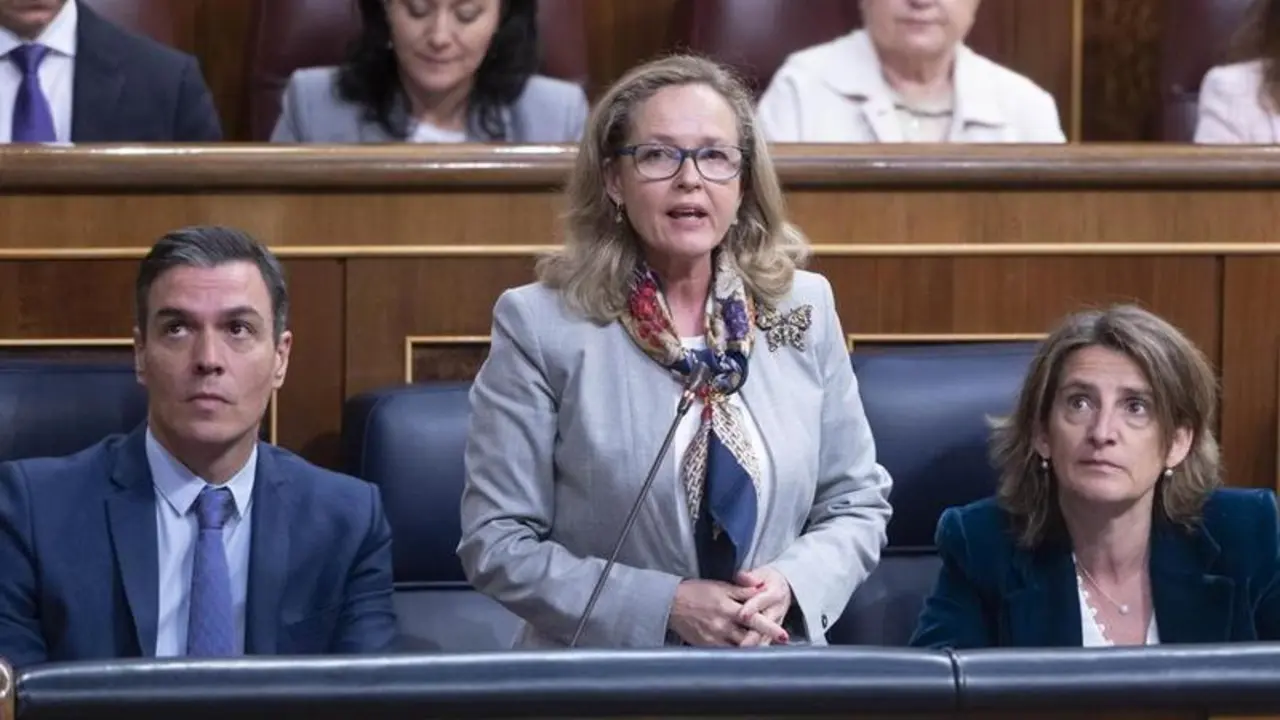 <p> La vicepresidenta primera del Gobierno y ministra de Asuntos Econ&oacute;micos y Transformaci&oacute;n Digital, Nadia Calvi&ntilde;o, interviene en una sesi&oacute;n plenaria, en el Congreso de los Diputados, a 27 de abril de 2022, en Madrid </p>