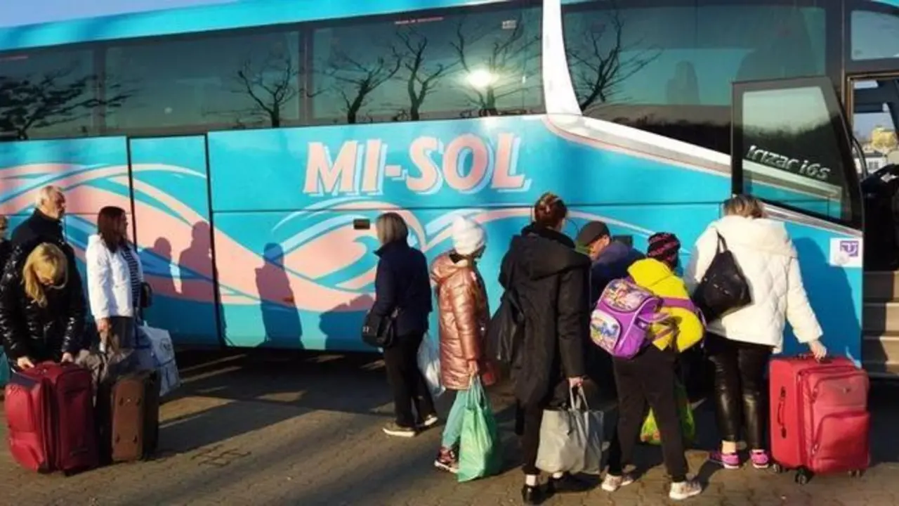 <p> Un autob&uacute;s con familias ucranianas </p>