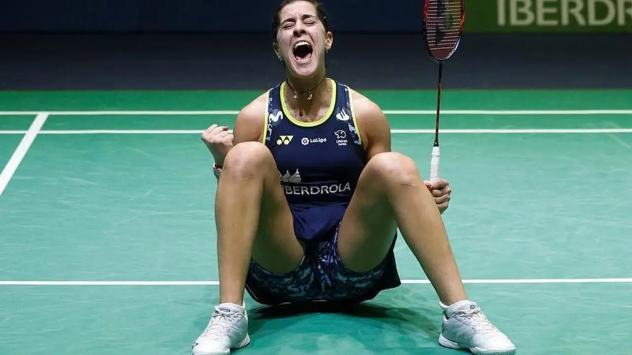 <p> Carolina Mar&iacute;n celebrando su victoria en la final del Europeo de B&aacute;dminton </p>