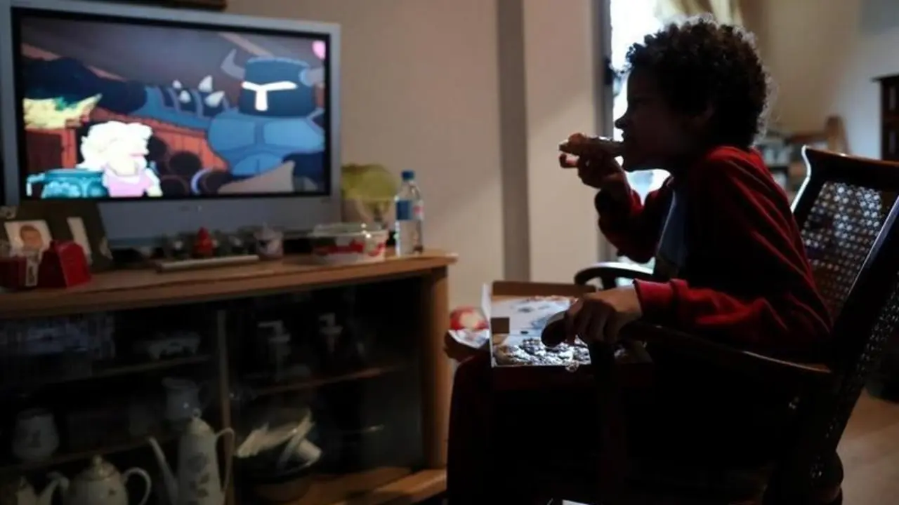 <p> Archivo - Un ni&ntilde;o come un trozo de pizza mientras ve la televisi&oacute;n en su casa, en Madrid (Espa&ntilde;a) a 20 de marzo de 2020. - Jes&uacute;s Hell&iacute;n - Europa Press - Archivo </p>