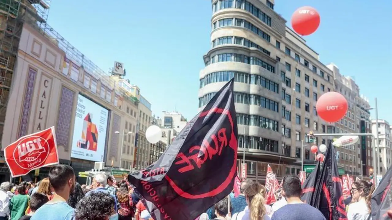 <p> Numerosas personas marchan durante la manifestaci&oacute;n por el D&iacute;a Internacional de los Trabajadores o Primero de Mayo, en la Gran V&iacute;a, a 1 de mayo de 2022, en Madrid (Espa&ntilde;a). - Ricardo Rubio - Europa Press </p>