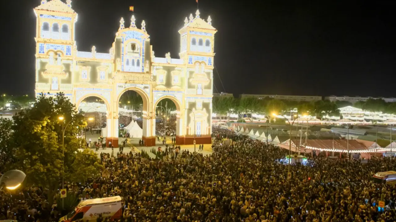 <p> El Alumbrado de las luces de la Feria de Abril de Sevilla, tras dos a&ntilde;os de pandemia </p>