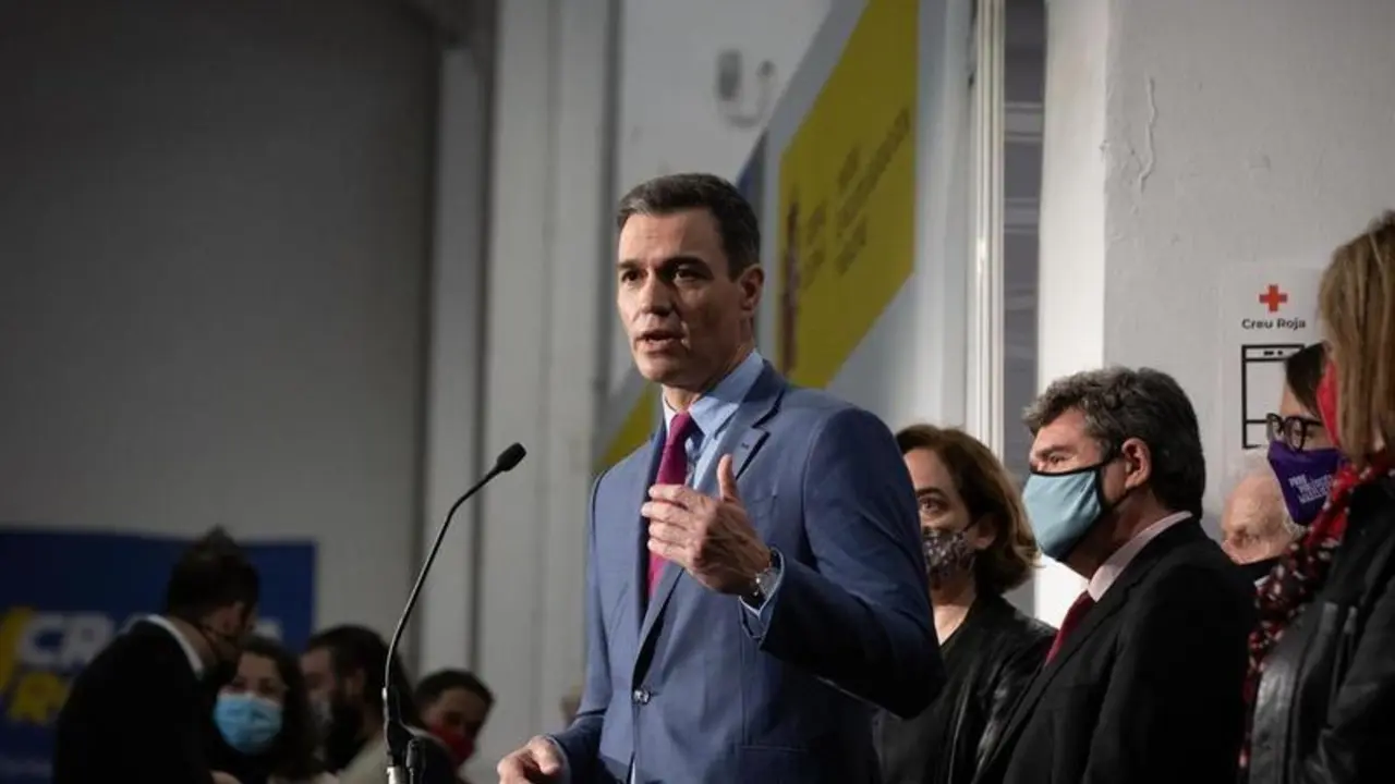<p> El presidente del Gobierno, Pedro S&aacute;nchez, interviene durante su visita al centro de refugiados ucranianos, en la Fira de Barcelona, a 8 de abril de 2022, en Barcelona, Catalu&ntilde;a </p>