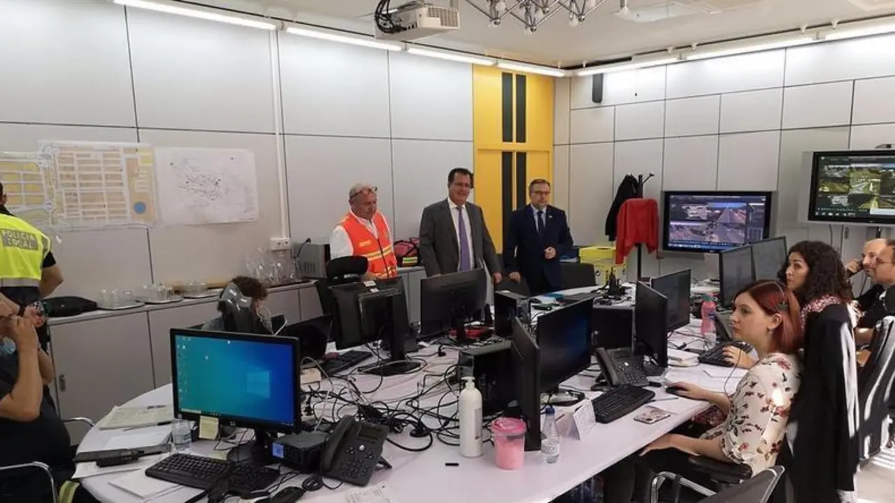 <p> Cabrera, en la reuni&oacute;n con el Cecop </p>