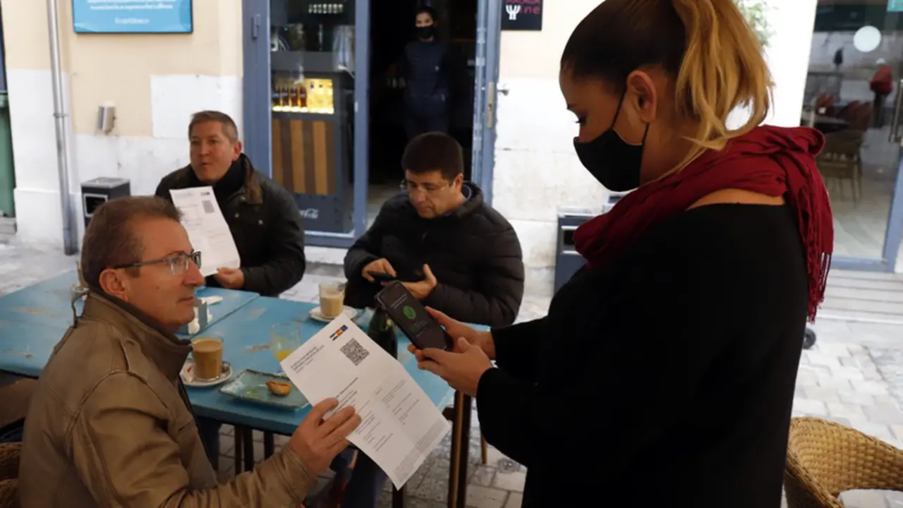<p> Una camarera pide certificado a los clientes en una mesa en la terraza de un bar durante el primer d&iacute;a de petici&oacute;n de Certificados Covid-19 para la hosteler&iacute;a, a 20 de diciembre de 2021 en M&aacute;laga (Andaluc&iacute;a, Espa&ntilde;a) - &Aacute;lex Zea - Europa Press </p>